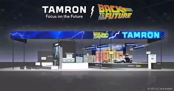 CP+2026、タムロンブースにデロリアン登場！　「バック・トゥ・ザ・フューチャー」とコラボ