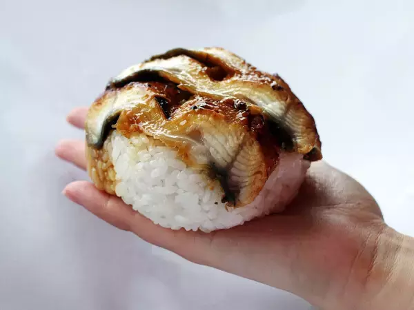 【角上魚類】手のひらより大きい「特大うなぎおにぎり」再登場 - 春の土用「うなぎ」を各種展開