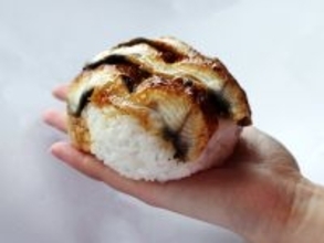 【角上魚類】手のひらより大きい「特大うなぎおにぎり」再登場 - 春の土用「うなぎ」を各種展開