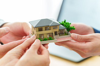 【住宅ローン】借入額は「無理なく返済できる金額」が最多、一方で「高額」「不安」と感じた人も……購入時に感じた"リアルな本音"とは