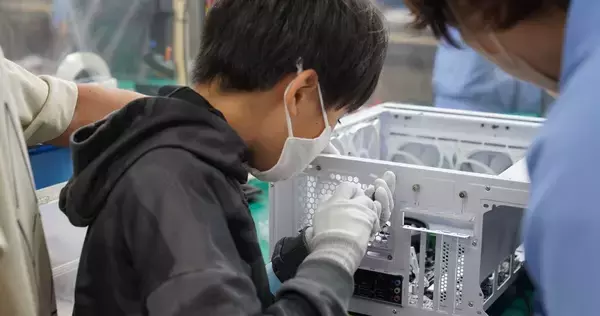 マウスコンピューター、飯山工場で「親子パソコン組み立て教室」を開催