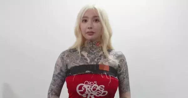 「全身タトゥーの美人彫り師、「30歳までに死のうと思ってた」と語るほどの壮絶な過去」の画像