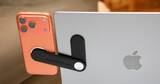 「【ダイソー】PC横にスマホをくっつけられる！330円の「マグネット式スマホホルダー」を試してみた」の画像1