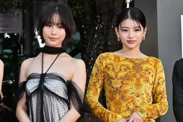 「南沙良はデコルテ輝かせ、出口夏希は美背中を大胆披露　華やかドレス姿で美の共演」の画像