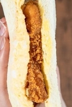 【パン外す→ファミチキ入れる】ファミマ公式Xが世界に発信! 悪魔的にうまい「ファミチキたまごサンド」とは? -「え、天才?」「I love this combo」の声