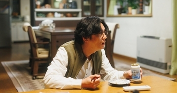 井浦新、ステテコ姿の“癒やし系なおっさん”を好演　『つんドル』場面写真