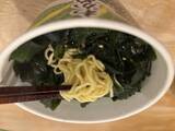 「井手隊長の〈気軽に食べて本気の一杯〉街のラーメン進化論 第4回 カップを覆い尽くす緑の山! エースコック渾身の「マウンテンわかめラーメン」が選ばれる理由とは?」の画像1