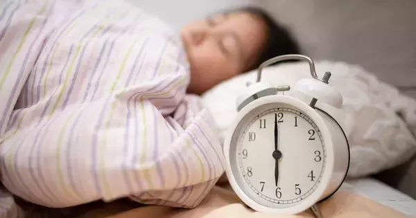 「8時間寝なきゃ」は時代遅れ、研究でわかった最も病気の死亡率を下げる睡眠時間とは