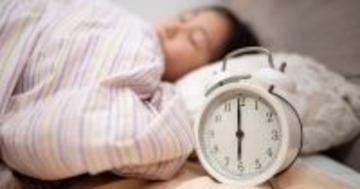 「8時間寝なきゃ」は時代遅れ、研究でわかった最も病気の死亡率を下げる睡眠時間とは