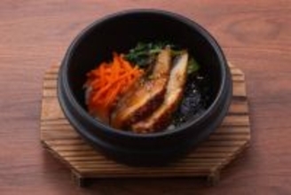 「牛角 食べ放題専門店」に春限定「うなぎの石焼ビビンバ」が登場 - トリュフ香る赤ワインソースで楽しむ「厚切りハラミステーキ」も