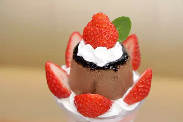いちごが旬! チョコ欲が止まらない今、ココス「いちごとまるごとチョコプリンのパフェ」を全力で食べてきた【実食レポ】