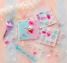 【大流行中】ぷっくりシールやシール帳がUVライト不要で作れる「レジンでつくる ときめき文具」発売 - Gakken