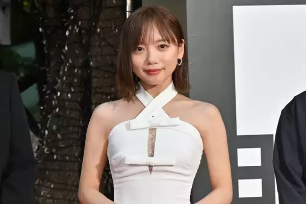 齊藤京子、素肌まぶしいドレス姿で魅了　スリットから美脚もチラリ