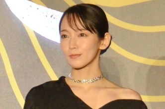 吉岡里帆、美肌のぞく黒ドレスで魅了　岡田准一の妻役を語る「私自身が誰よりも…」