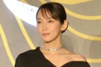 吉岡里帆、美肌のぞく黒ドレスで魅了　岡田准一の妻役を語る「私自身が誰よりも…」