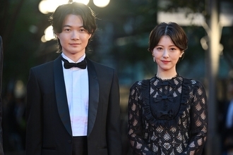 神木隆之介＆浜辺美波、東京国際映画祭レッドカーペットのトップ飾る