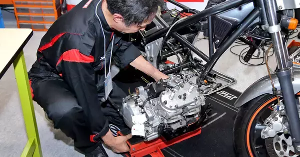 バイク王がヤマハ最後の2ストマシン「R1-Z」を衆人環視の中で分解! なぜ?