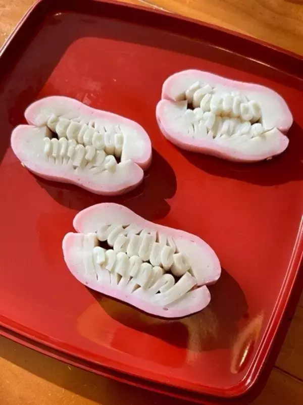 【恐怖】歯科衛生士がかまぼこで飾り切りを作ったら – まさかの作品に「ギエーーーッ」「気持ち悪くて好きw」の声