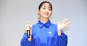 深川麻衣、ワンピース&タイツ&パンプス全身ブルーで登場　“恋ファッション”トークも