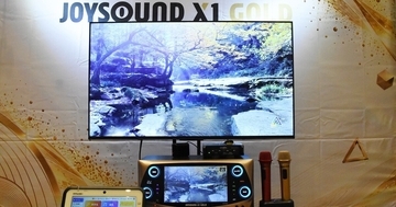 カラオケがさらに進化! ハモリにつられず歌う、うろ覚えでも安心、昭和のテレビ映像も…JOYSOUND最新機種を体験