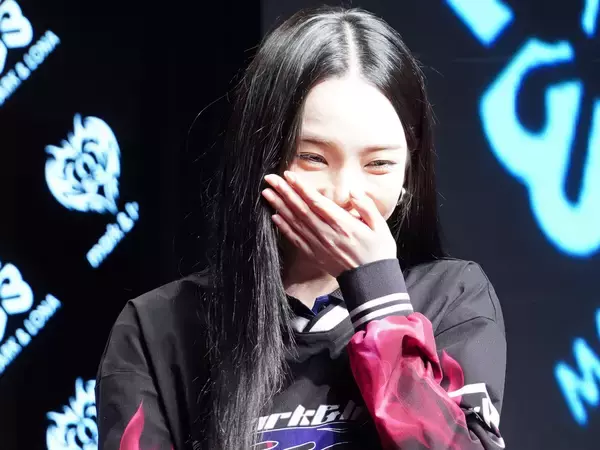 aespa・KARINAが失敗して赤面!? ゴルフウェア姿でパターゴルフに挑戦