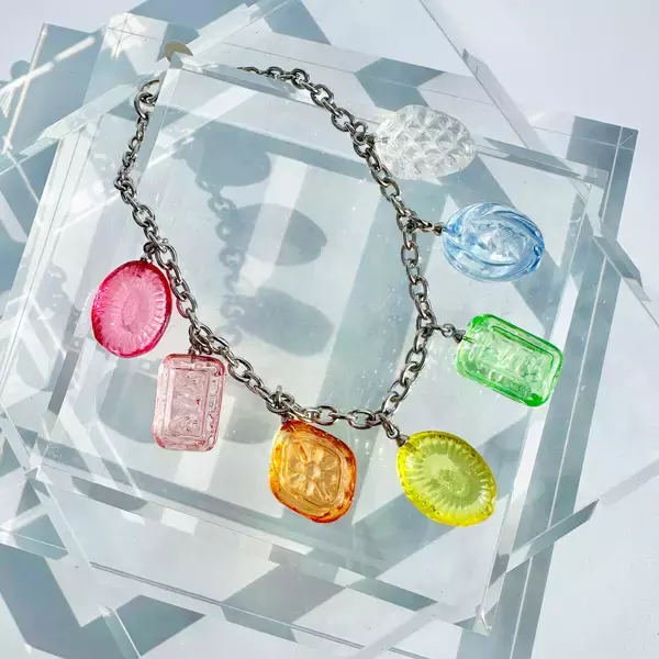 【話題】サクマドロップスのチャームがかわいすぎる - 「推し色とか欲し〜」の声