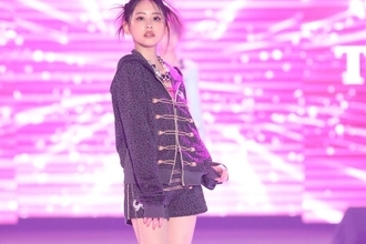 カジサックの長女・梶原叶渚、美脚のぞかせるレオパード柄セットアップで“新時代のギャル”体現