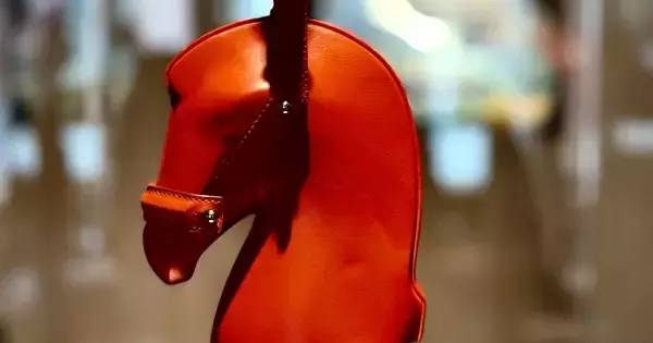 バッグでもショーでもない、エルメスが毎年パリで開催する“世界最高峰の舞台”