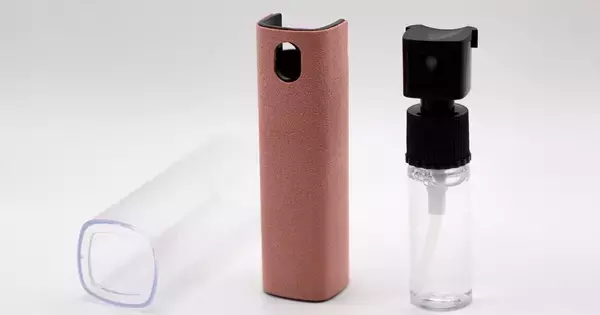 【ダイソー】スプレーとクロスが一体化！ 220円「スクリーンクリーナー」を試してみた