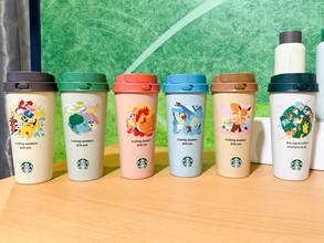 【スタバ×ポケモン】『ピカチュウ ハニークリーム ラテ』 開発者おすすめのカスタムは? 第1世代の御三家も登場、限定グッズ全41アイテムをチェック