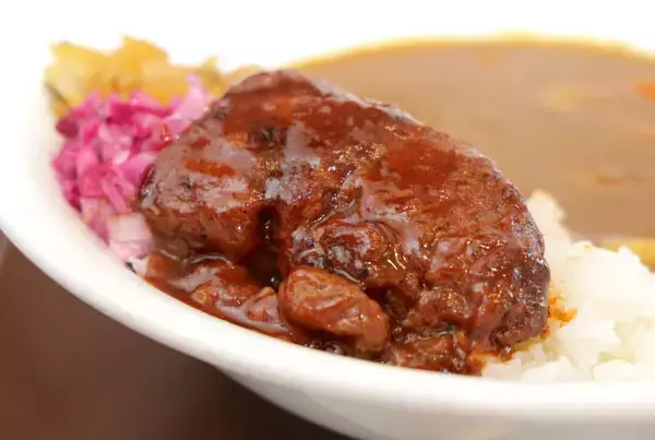 巨大な肉塊は驚くほどトロットロ! すき家「ポークロックカレー」の破壊力が凄まじすぎた【実食】