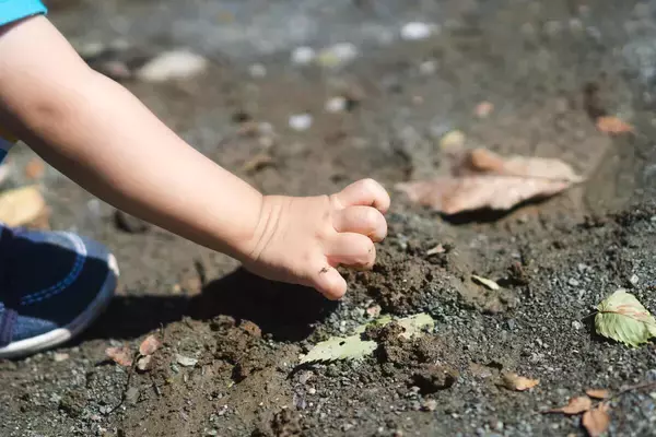 先生、逃げて…! 「学校で朝食を出して」「急ブレーキで慰謝料請求」保育園や学校を困らせる保護者たちに絶句