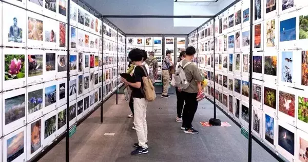 「富士フイルム、恒例の参加型写真展“PHOTO IS”の作品募集を開始」の画像