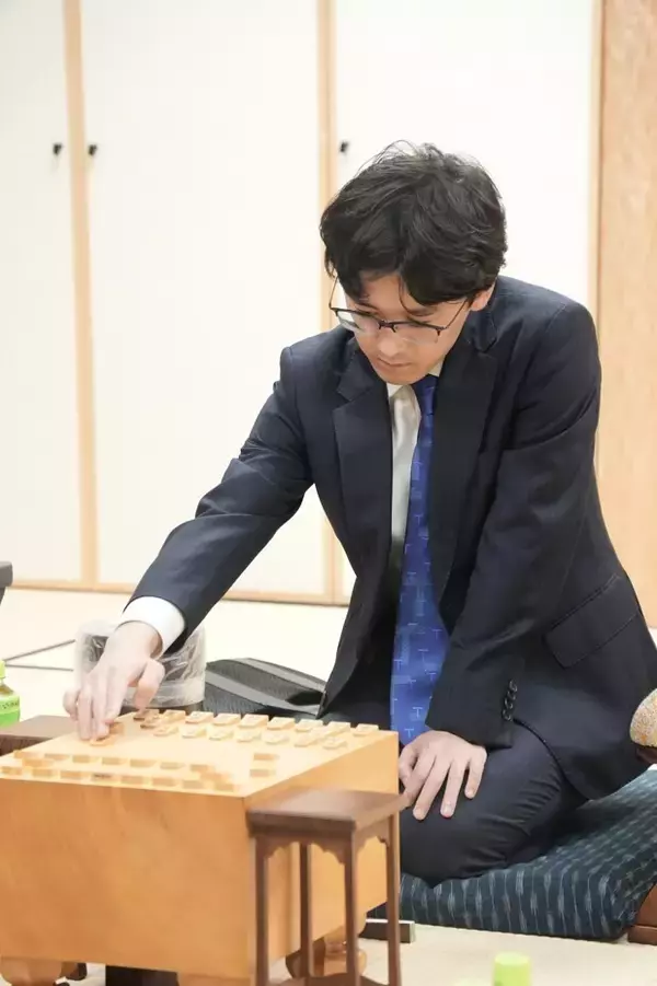 「まさに鬼手」「カッコよすぎて鳥肌」　伊藤二冠が一閃角捨てで挑戦権獲得　羽生九段の100期挑戦はお預けに　伊藤園お～いお茶杯第67期王位戦挑戦者決定戦