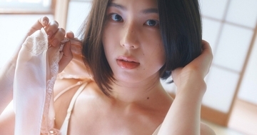 相楽伊織、“魅惑の曲線美”を大胆披露　デジタル写真集誌面カット公開