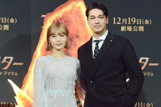 シースルードレスで美脚披露『テラハ』出身モデル、夫婦でイベント登場