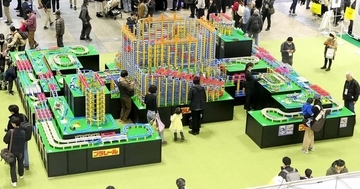 【CP+よもやま話】恒例プラレールは26段で昨年の3割増、子どもカメラマンも大活躍！