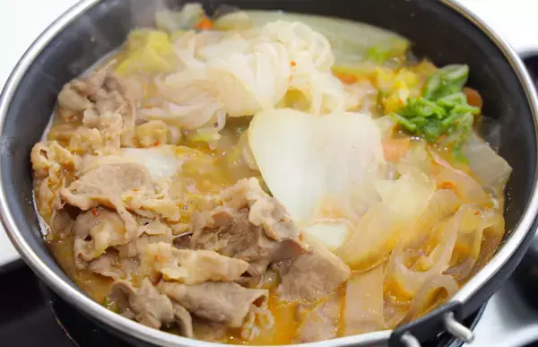 「【実食レポ】すき家新メニュー「牛・胡麻麻辣湯鍋定食」がガチ! 本格的すぎる味わいに痺れる〜!」の画像