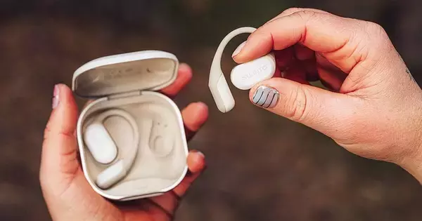 スント、ランニングデータが測れるオープンイヤー型イヤホン「Suunto Spark」