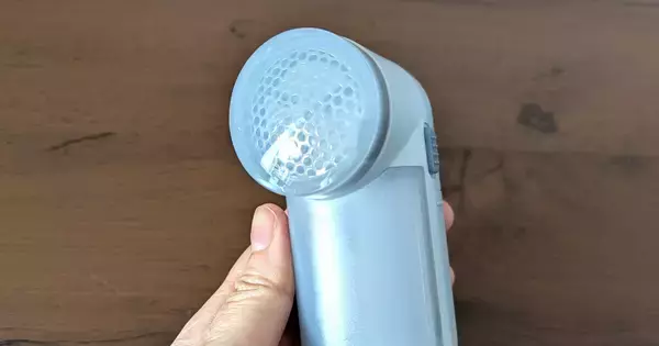 【ダイソー】年末の大掃除・衣類メンテに役立つ「毛玉とり」を使った