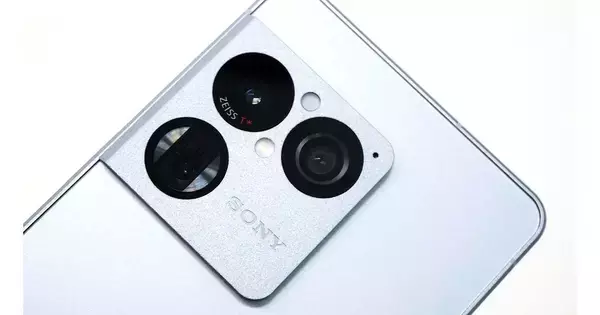 佐野正弘のケータイ業界情報局 第175回 見た目だけじゃない「Xperia 1 VIII」の激変、カメラの方向性が大きく変わったワケ