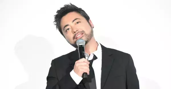 山田孝之、壇上で“想像の存在”と会話し始める　ヒット祈願でハプニングも