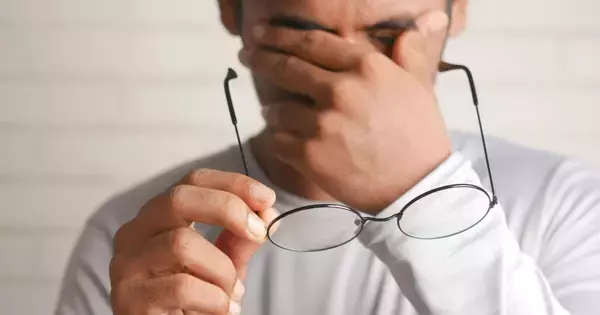 「まだ我慢できるから平気」に潜む危険信号? 眼科医に聞く、白内障の手術を検討すべきタイミング