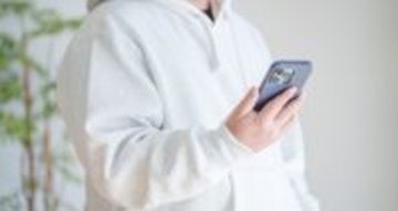 「パーカーおじさん」が“男性から見てもしんどい”のはなぜか。裏付ける論文が判明