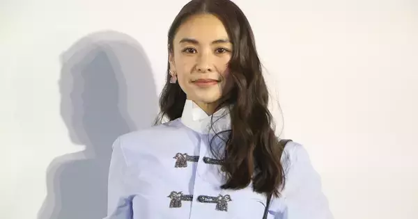 3児の母・人気モデルがディオールイベントに登場　美スタイル際立つパンツコーデ披露