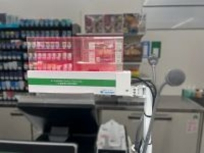 ファミリーマートが都内で「透明翻訳ディスプレイ」の実証実験 - 14言語に対応、対面接客しながら翻訳可能に