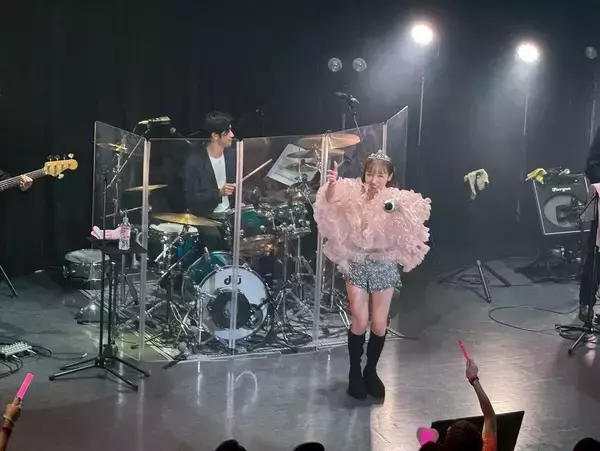 加護亜依、25周年ライブで過去と今を語る「17歳の時にやらかして…」