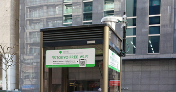 東京都とNTT東日本が公衆電話ボックスをWi-Fiスポット化、新宿で第一号を公開