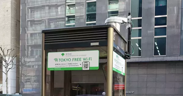 東京都とNTT東日本が公衆電話ボックスをWi-Fiスポット化、新宿で第一号を公開