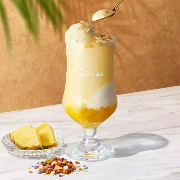 【スタバ ティー & カフェ新作】まるでパフェ! 贅沢パインフロートなど南国気分を味わう夏メニューを販売